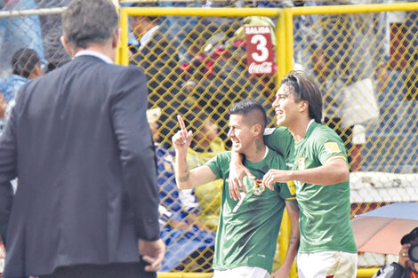 El DT Edgardo Bauza, de espaldas, observa el festejo boliviano. (Fuente: AFP)