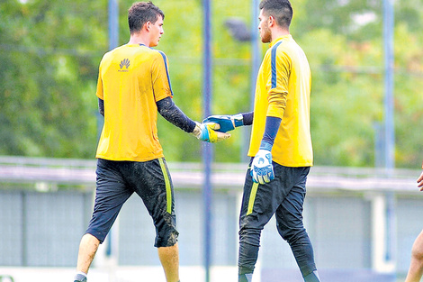 Werner y Rossi se dan la mano, pero luchan a brazo partido por el arco. (Fuente: Fotobaires)