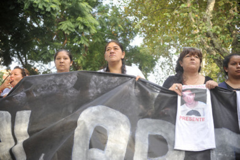 Familiares y amigos en la protesta de ayer ante Fiscalía. (Fuente: Andres Macera)