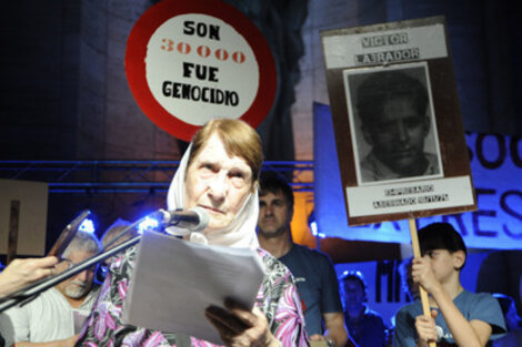 Norma Vermeulen, una de las Madres icónicas de Rosario, leyendo uno de los documentos. (Fuente: Alberto Gentilcore)