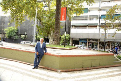 Carlos Comi frente al escenario "Luis Alberto Spinetta", en la Plaza Pringles de Rosario.