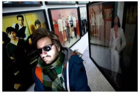 Martín Bonetto con algunas de sus fotografías de Babasónicos.