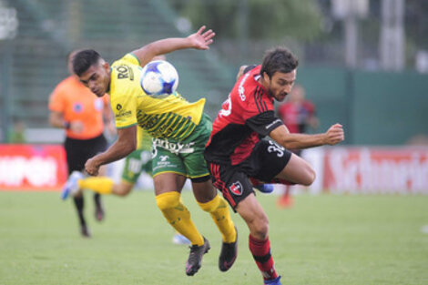 Scocco no logró destacarse, los desacoples de Newell`s lo mantuvieron lejos del juego.