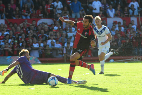 Scocco deja en el camino a Assman en el primer gol. Los tres que hizo fueron de buena factura. (Fuente: Sebastián Granata)