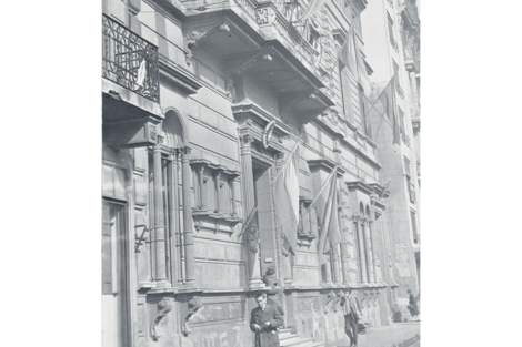 Fachada de la Facultad  de Filosofía y Letras en la  calle Viamonte, años 50.