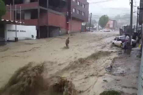 Evacuados y ríos de barro en Comodoro Rivadavia