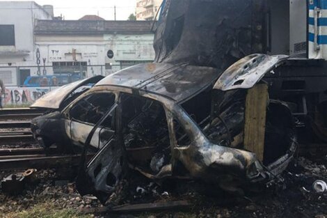 Un tren embistió a un taxi en Floresta