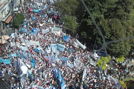 La masiva marcha docente de ayer en La Plata.