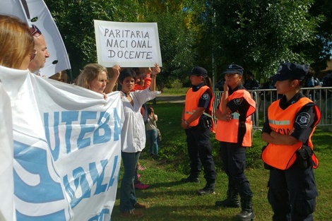 Impiden a maestros acercarse a Macri y a Vidal