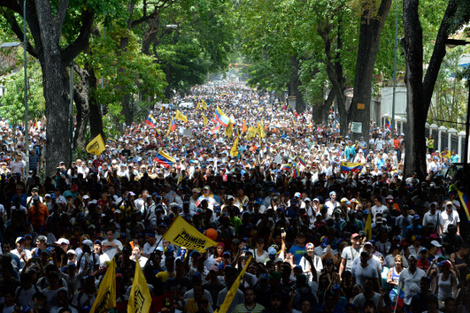 La marcha opositora fue masiva en el este caraqueño. La policía les impidió llegar al centro, donde se concentró el chavismo.