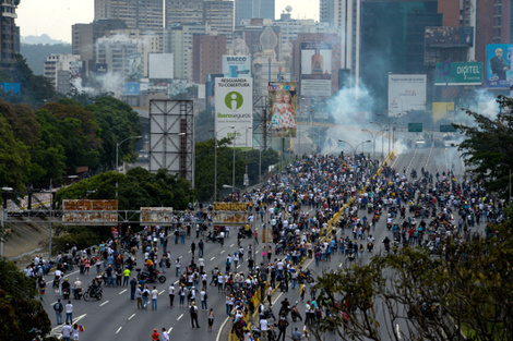 La marcha opositora chocó con la policía cuando intentó avanzar por la autopista Francisco Fajardo.