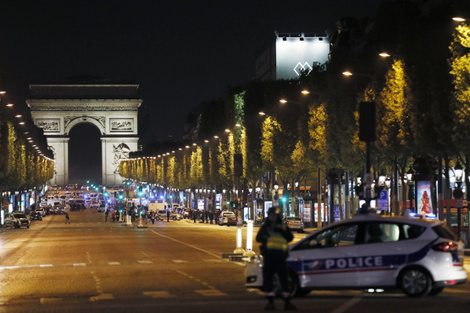 Un policía y un atacante muertos en París