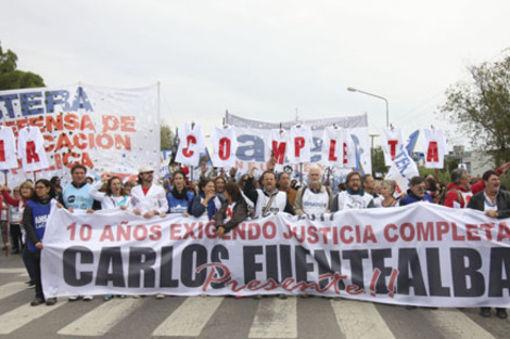 Multitudinarias marchas en memoria de Fuentealba