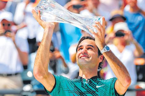 La costumbre de levantar un trofeo para Federer. (Fuente: AFP)