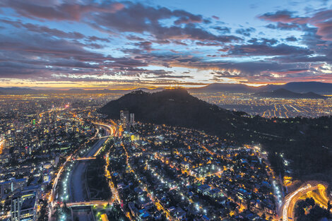 Vista nocturna de Santiago, que emprendió una transformación radical en la última década.