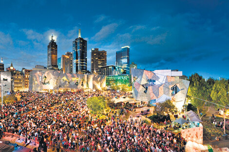 Federation Square, en el corazón de la ciudad, eje de eventos y encuentros urbanos.