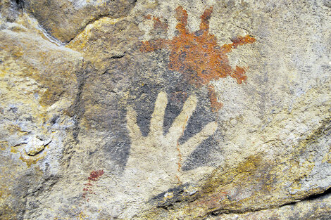 Motivo de manos, como en la cueva del Cañadón del Río Pinturas.