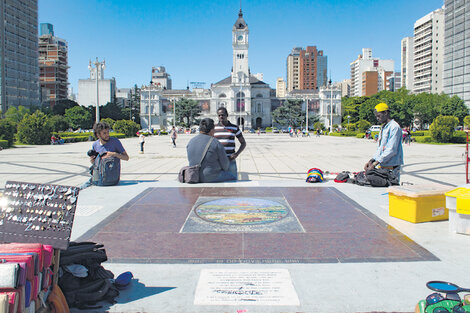 Piedra fundamental de la Plaza Moreno, en el centro geográfico de la ciudad. (Fuente: Marcelo Metayer)