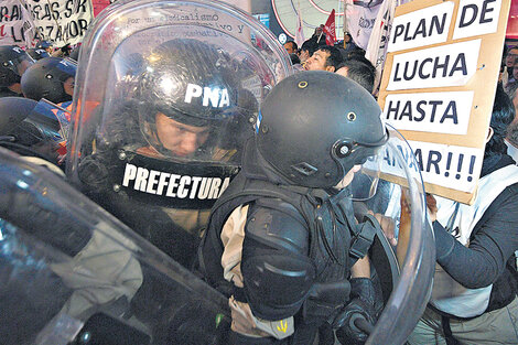 El proyecto establece penas de hasta diez años de cárcel y habilitaría detenciones a piacere de la policía. (Fuente: AFP)