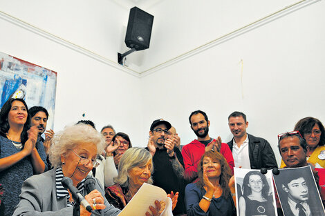 Estela Carlotto, Sonia Torres y los familiares del nuevo nieto durante la conferencia de prensa en Abuelas.