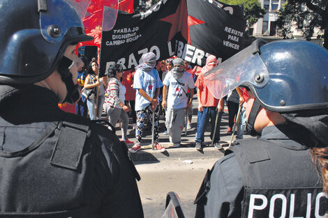 Militantes sociales cortaron ayer el cruce de las avenidas 9 de Julio y Belgrano.