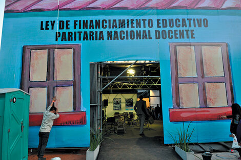 Los dirigentes de la IE vinieron al país y encontraron a los docentes argentinos en pleno conflicto. (Fuente: Pablo Piovano)