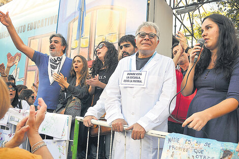 Los integrantes de la agrupación H.I.J.O.S. visitaron a los docentes y les manifestaron su apoyo. (Fuente: Sandra Cartasso)