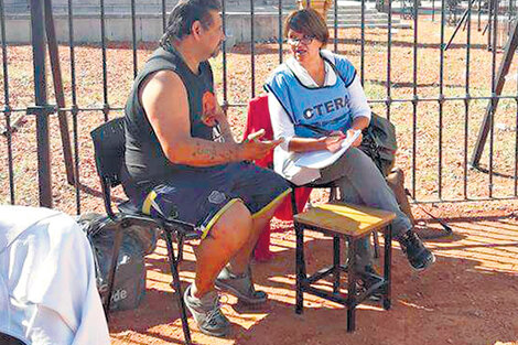 La foto de Carlos en su primer día de clase en la Escuela Itinerante frente al Congreso.