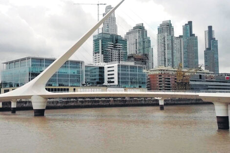 En Puerto Madero, las aguas no son seguras para uso recreativo.