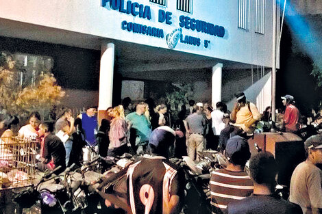 Protesta frente a la comisaría de Lanús luego de la represión al merendero del MTE. 