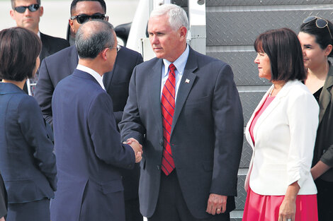 El vicepresidente estadounidense, Mike Pence, quien aterrizó en Seúl poco después del ensayo norcoreano.