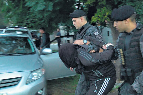 Uno de los detenidos de la Banda del FAL, en Tigre. (Fuente: Télam)