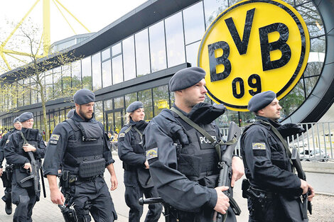 Policías vigilan el estadio del Borussia Dortmund después del ataque. (Fuente: EFE)