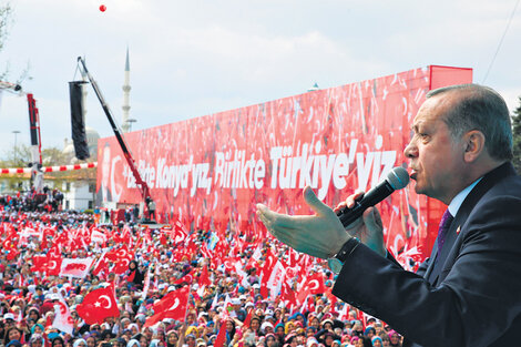 Erdogan hace campaña en favor de la reforma constitucional en Conya, Turquía. (Fuente: AFP)