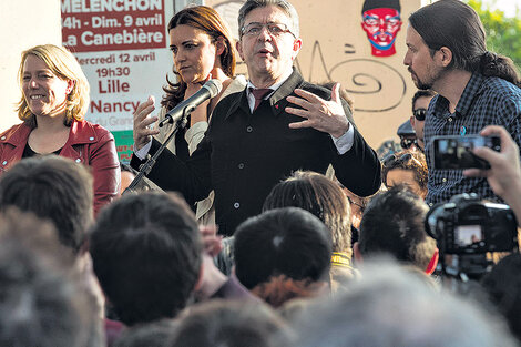 Mélenchon, entre Iglesias y Matias, en el cierre de campaña de Francia Insumisa en París. Crece en las encuestas.