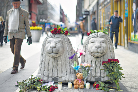 Flores y velas en la peatonal de Estocolmo en la que decenas de personas fueron atropelladas por un terrorista. (Fuente: AFP)