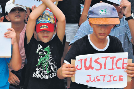 Unos niños piden justicia ante la crítica situación de un centro de refugiados en la isla de Nauru.