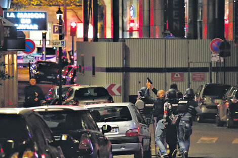  Atacan a tres policías en los Champs Elysées