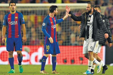 Messi se saluda con su amigo Higuaín al final del partido jugado en Cataluña. (Fuente: AFP)