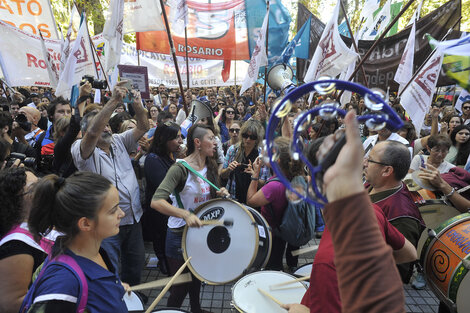 La marcha convocada por el sindicato fue masiva, y el acatamiento al paro "contundente".