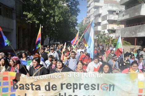 Las columnas marcharon desde el barrio toba hasta las puertas de la sede de Gobernación. (Fuente: Sebastián Joel Vargas)