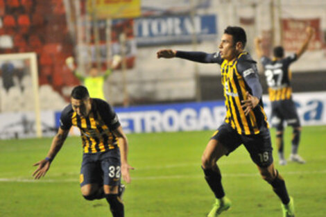 Martínez, junto a Bordagaray, celebra el único tanto del partido. (Fuente: Eduardo Seval  )