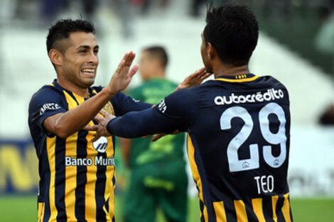 Carrizo festeja su primer gol con Teo Gutiérrez, que ayer jugó su mejor partido. (Fuente: Fotobaires)