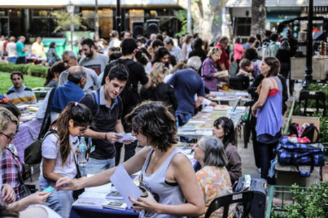 Las ferias en las calles, una de las postales típicas de la Semana de la Lectura. 