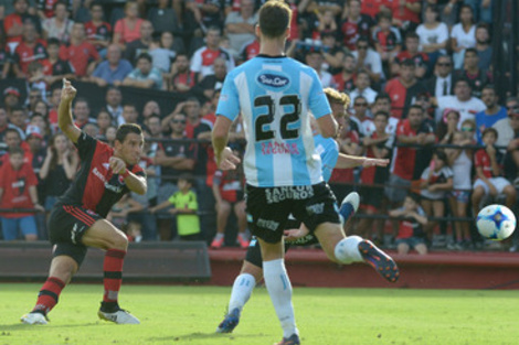 La jerarquía de Maxi Rodríguez puso en ventaja a Newell's que terminó pidiendo la hora. (Fuente: Sebastián Granata)