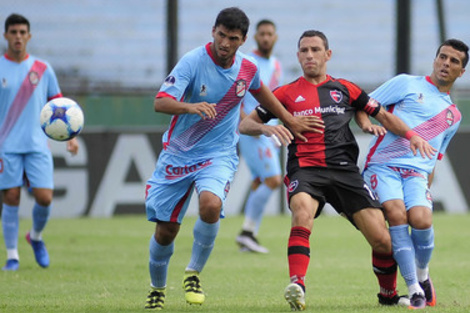 Otra vez Maxi Rodríguez le dio el triunfo a su equipo que terminó sufriendo al final. (Fuente: Fotobaires)