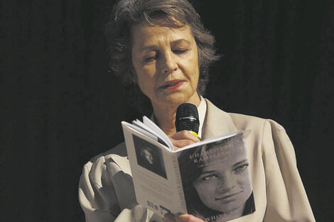 Charlotte Rampling leyendo en Venecia.