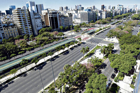 La avenida 9 de Julio desierta, ayer a las 13.30 horas.