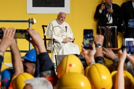 Francisco, en su visita a una fábrica genovesa.