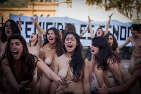 Plaza de Mayo fue una de las escalas de la caravana "Femicidio es Genocidio".